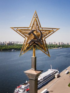 Звезда на шпиле Северного речного вокзала